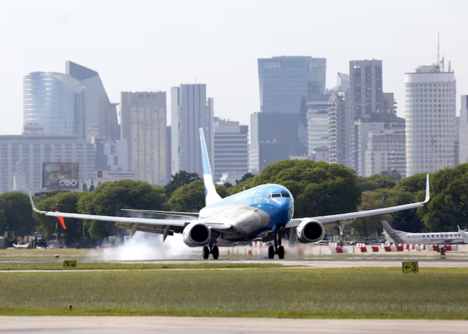 ¿Llegarán más aerolíneas? Los efectos esperados de la nueva política aerocomercial